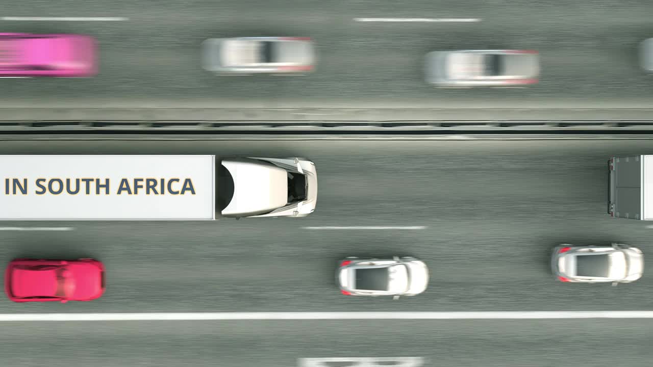 南非制造的半挂车在高速公路上行驶的鸟瞰图。与业务相关的可循环3D动画视频下载