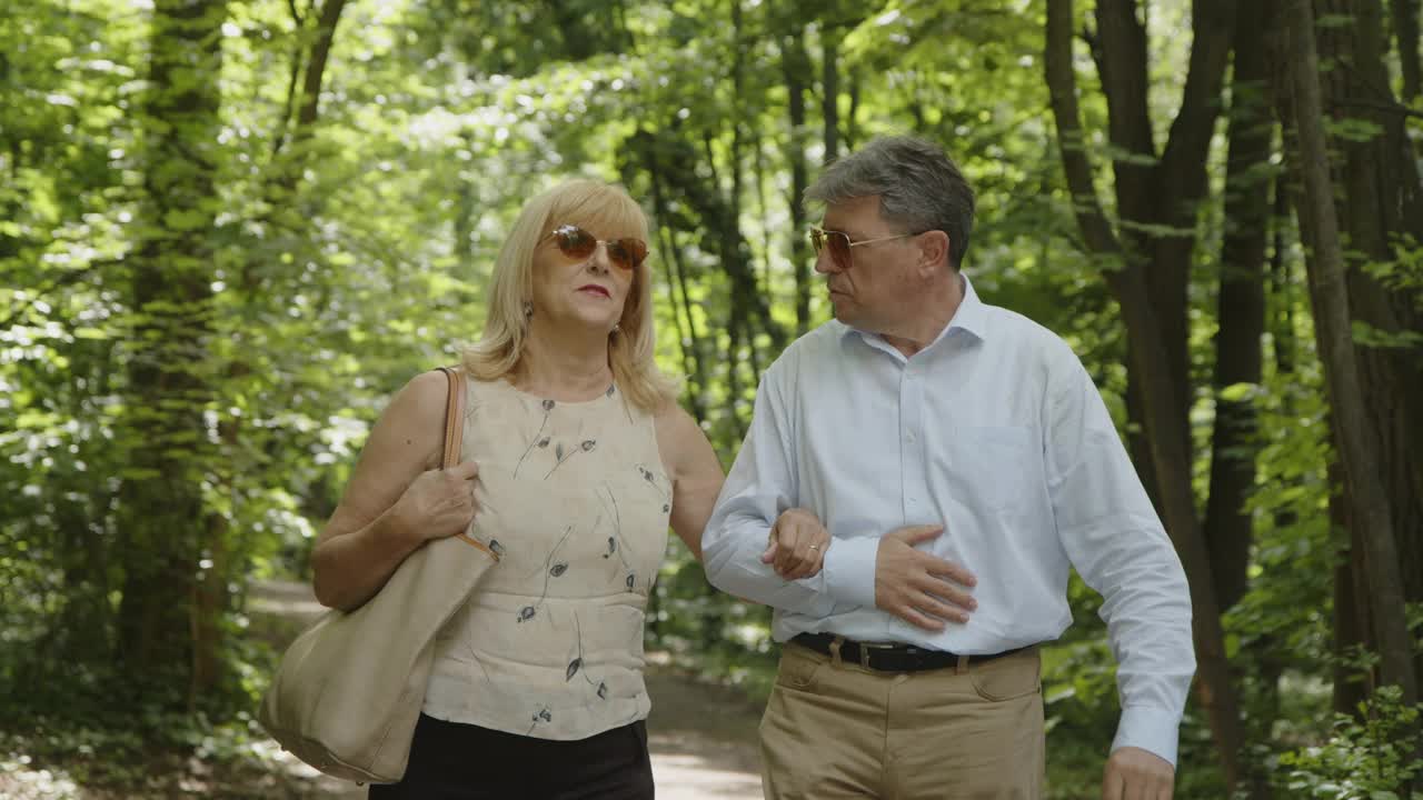 一对中年夫妇在树林里散步视频素材