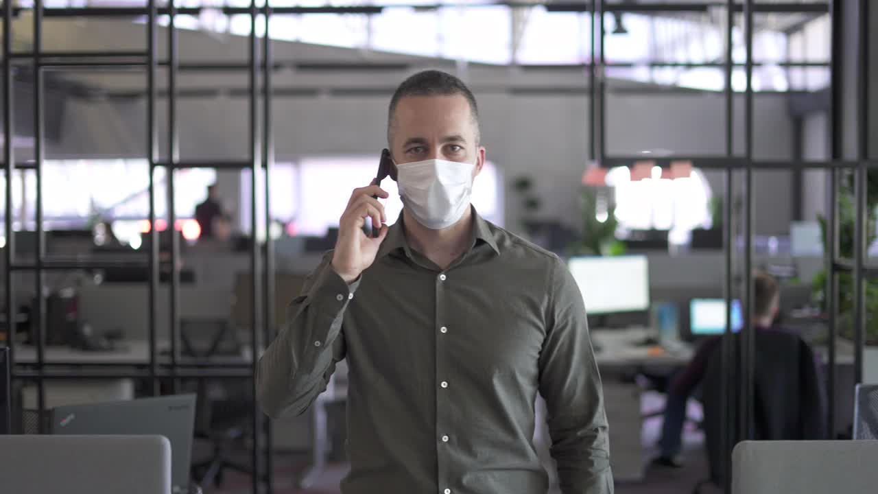 一个戴着面具在办公室里走路聊天的商人视频下载