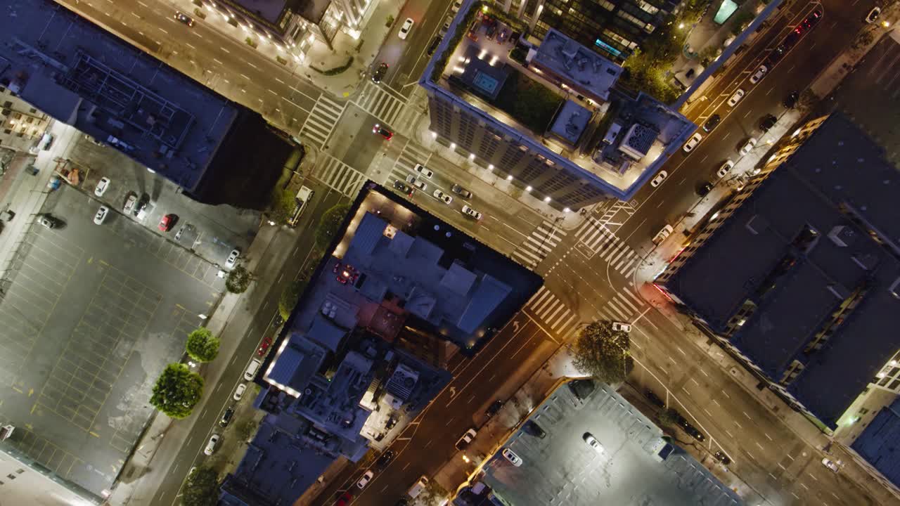 黄昏时分，无人机在洛杉矶市中心上空飞行视频下载