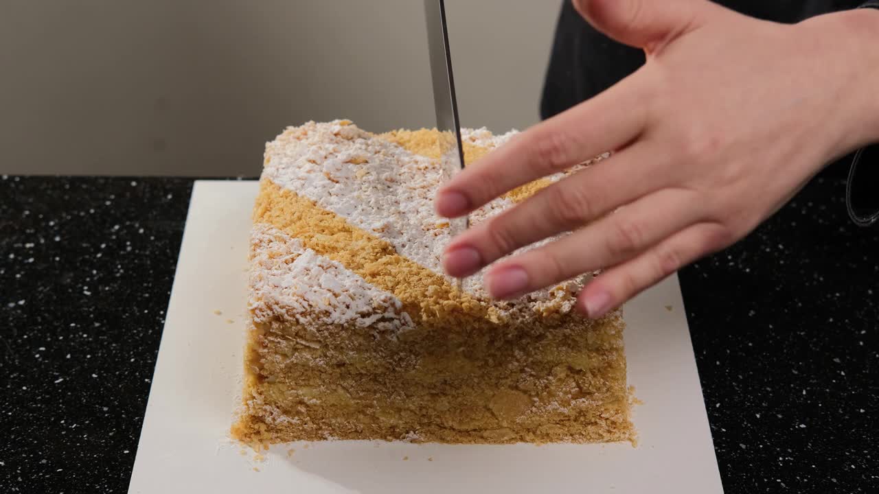 糕点师把拿破仑蛋糕切成两等份视频下载