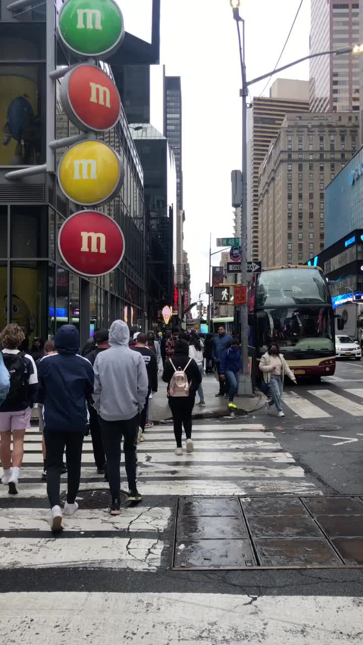 时光流逝，一群游客在时代广场漫步视频下载