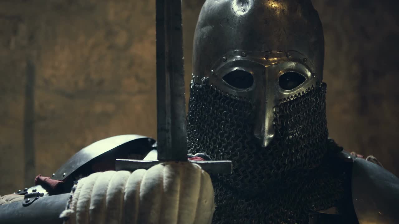 中世纪的骑士用剑和盾牌对抗石墙视频下载