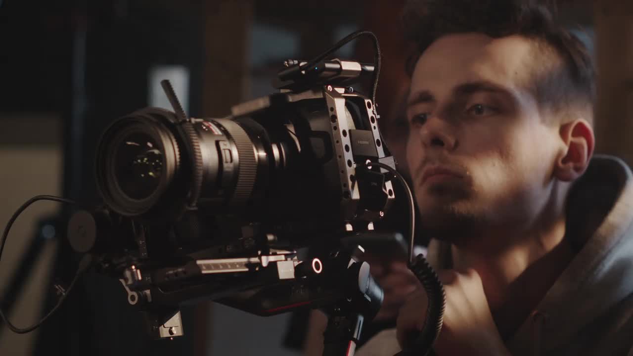 一个后台视频，电影的主要操作员在框架视频素材