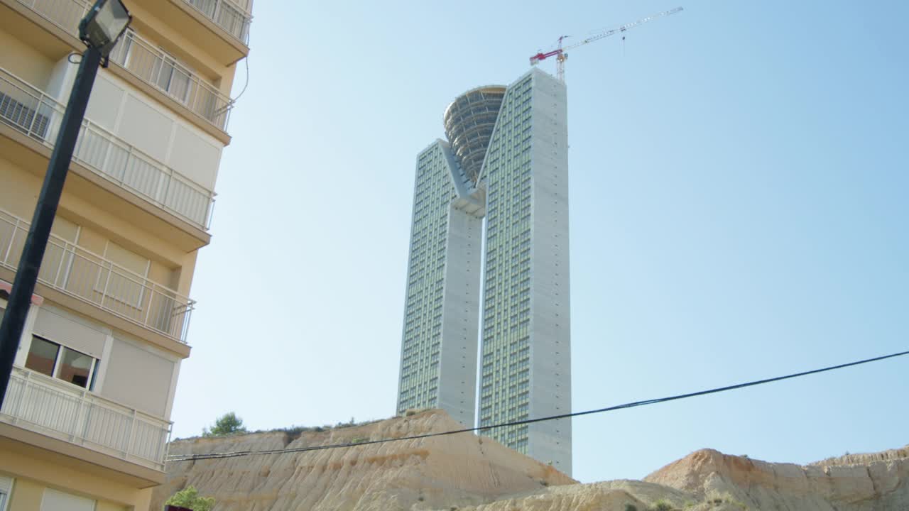 西班牙巴伦西亚贝尼多姆标志性的M形摩天大楼视频下载