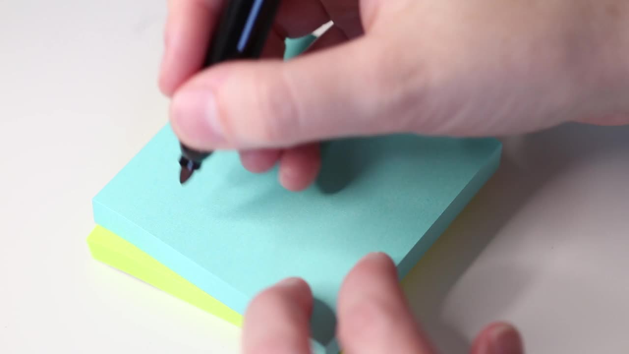 特写的手写标题“数字营销”在一个便笺纸上。视频下载