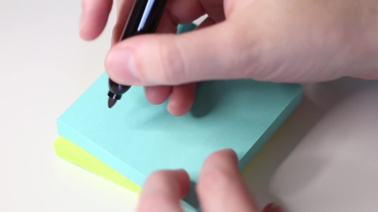 特写的手写标题“一万订户”在一个便笺。视频下载