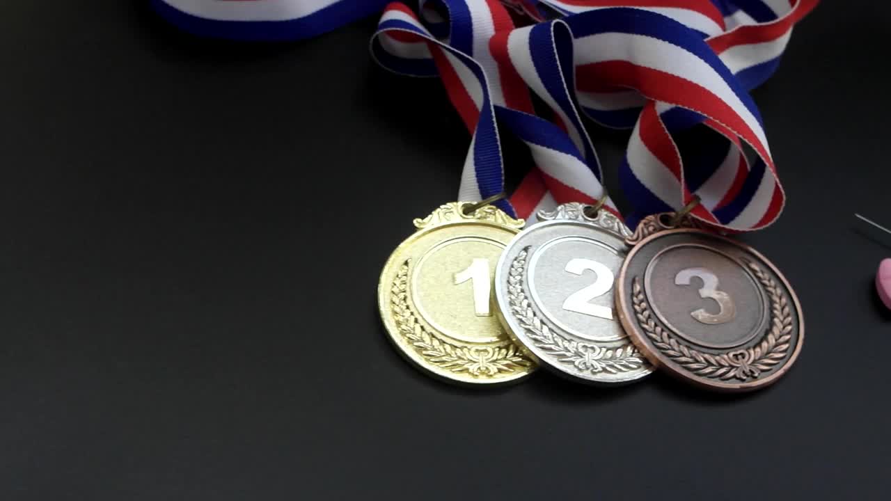 金牌、银牌、铜牌用禁药和木槌裁判视频下载