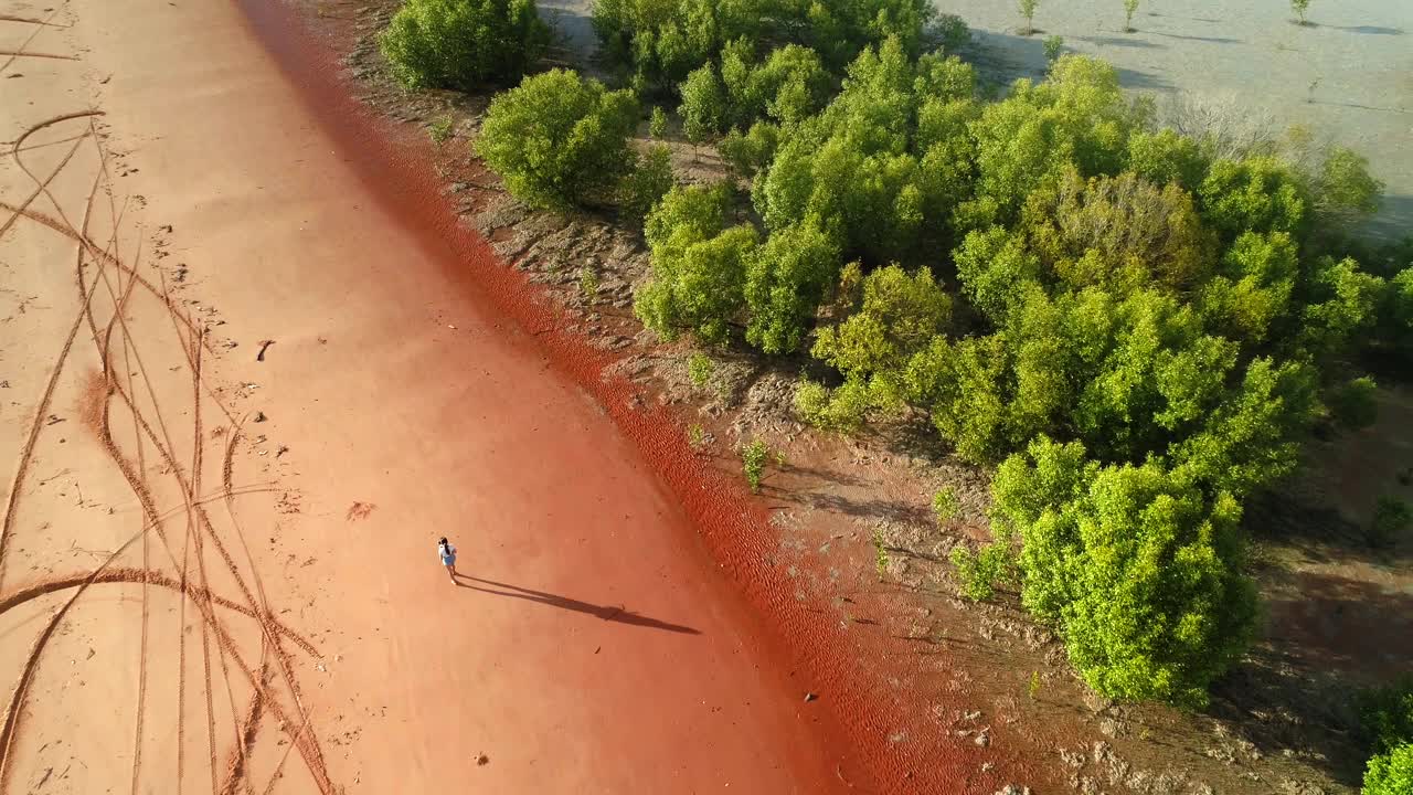 鸟瞰图罗巴克湾，布鲁姆西澳大利亚-无人机4K视频下载