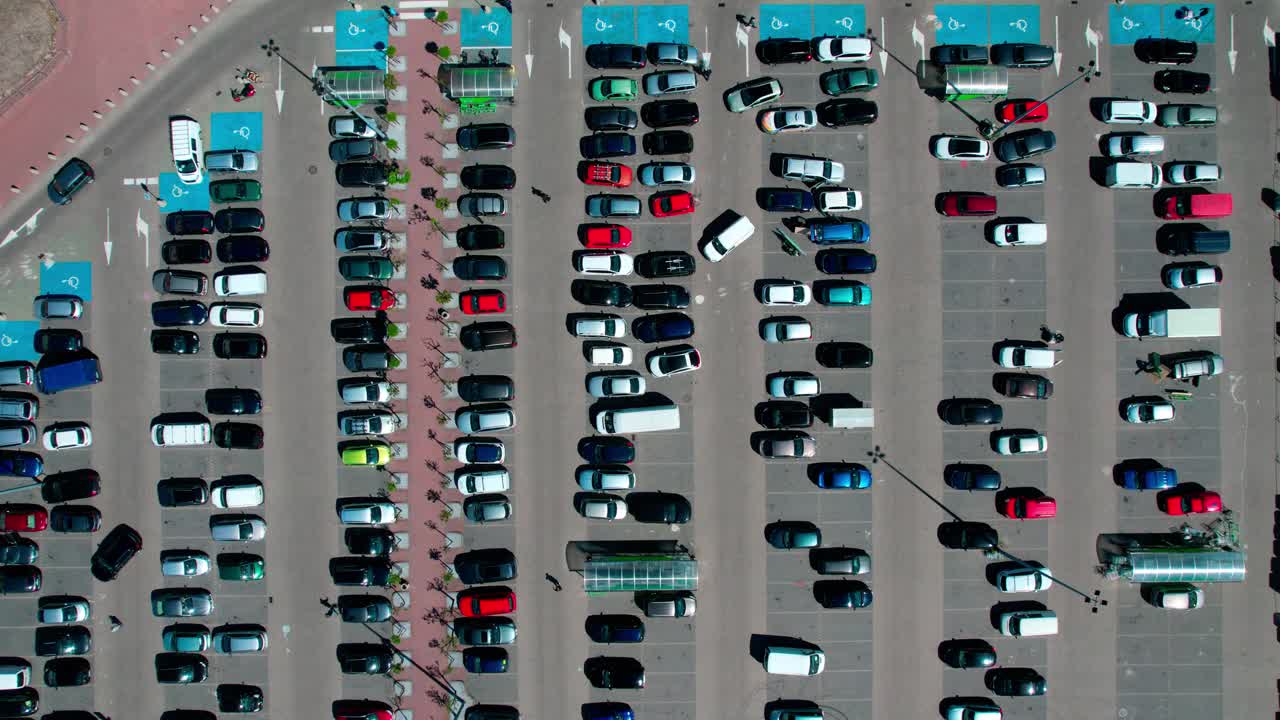 汽车在停车场的空中视图。视频下载