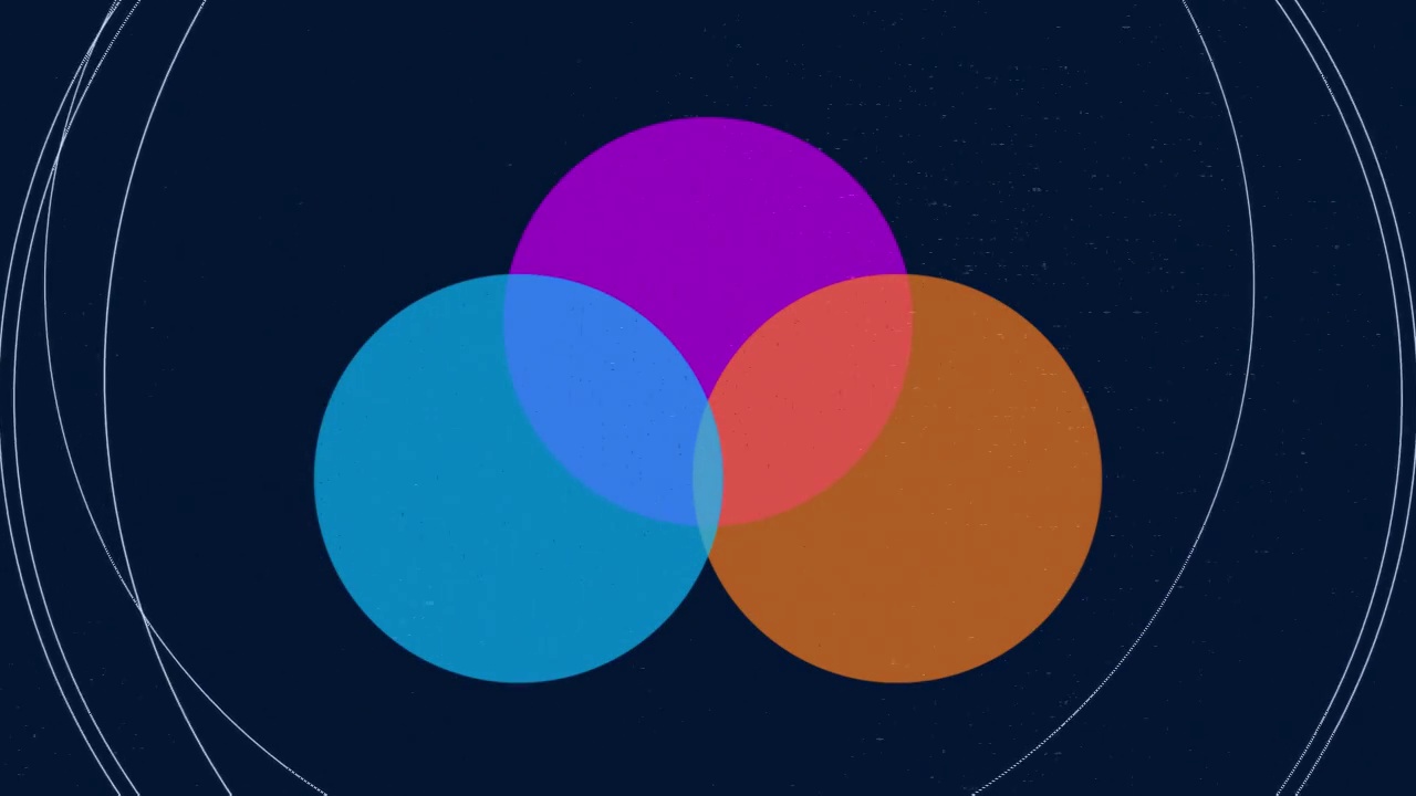 重叠的半透明的蓝色，紫色和橙色圆圈移动在黑色上的动画视频下载