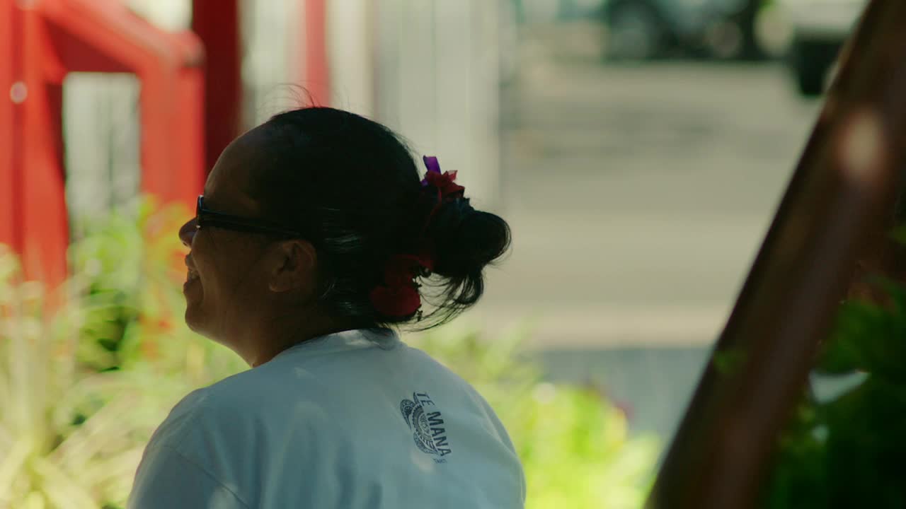 法属波利尼西亚塔希提岛街上的妇女视频下载