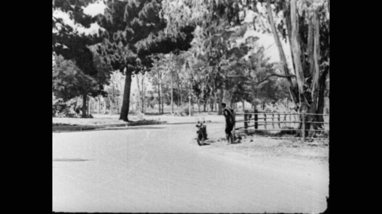 1920年的今天，在美国加利福尼亚州的乡村道路上，警察摩托车追逐着一辆汽车视频下载