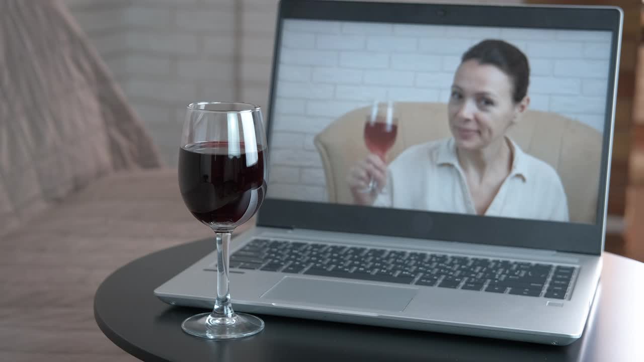通过屏幕喝葡萄酒。视频下载