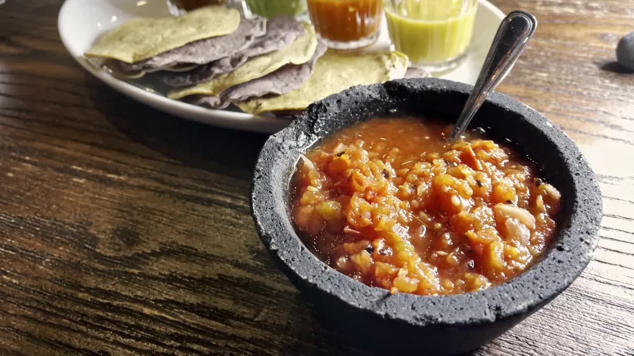 多色玉米玉米饼薯条和莎莎开胃菜在墨西哥餐厅视频下载
