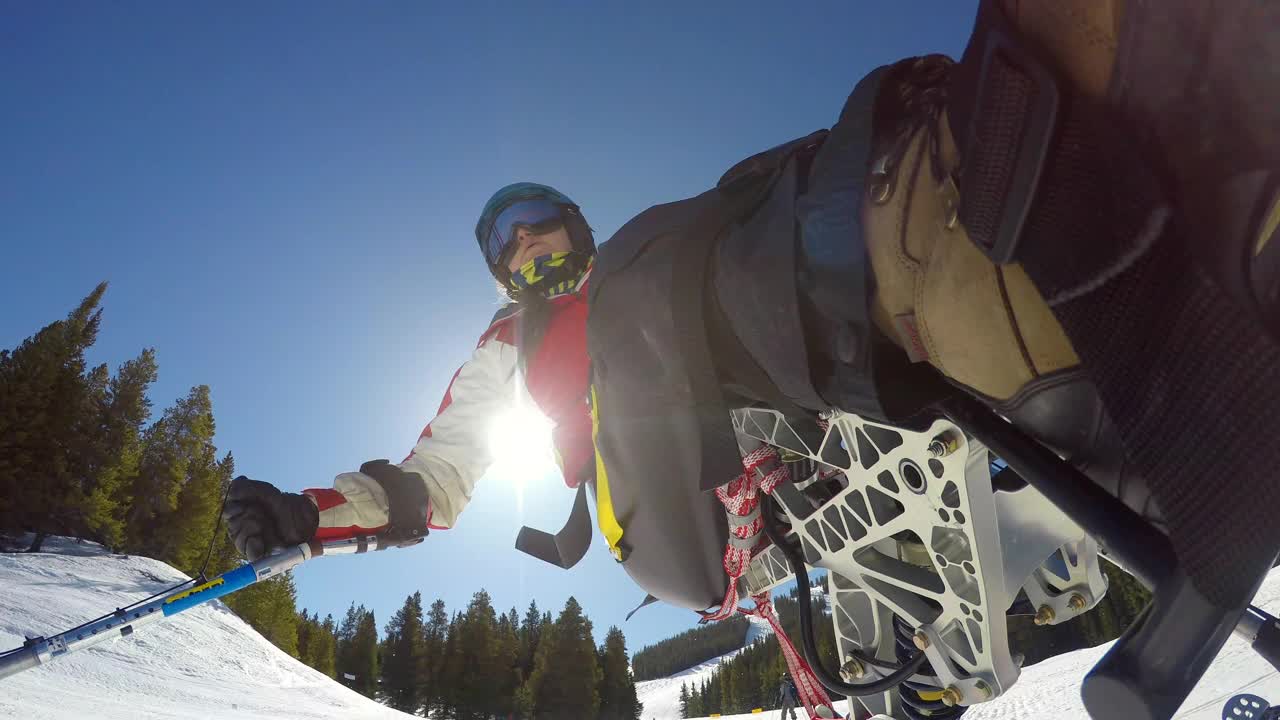 残疾女子单面滑雪视频素材