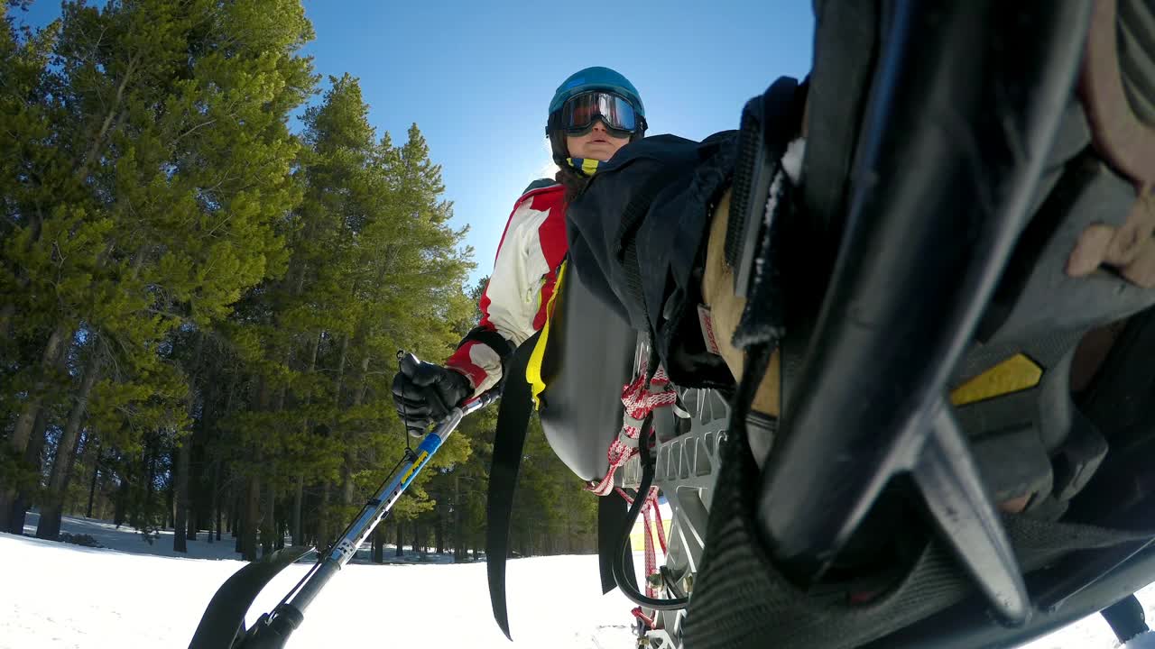 残疾女子单面滑雪视频下载