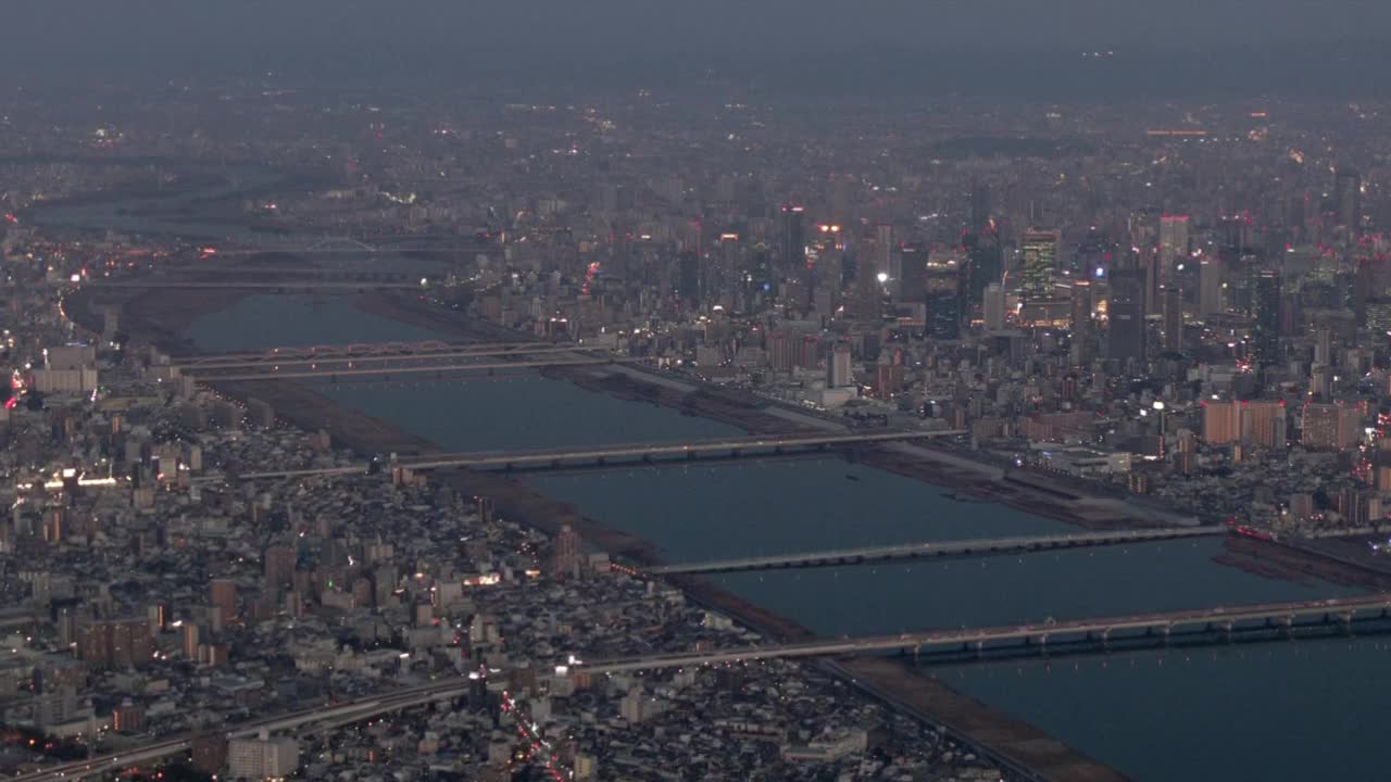 日本大阪，尤渡河上的许多桥视频素材