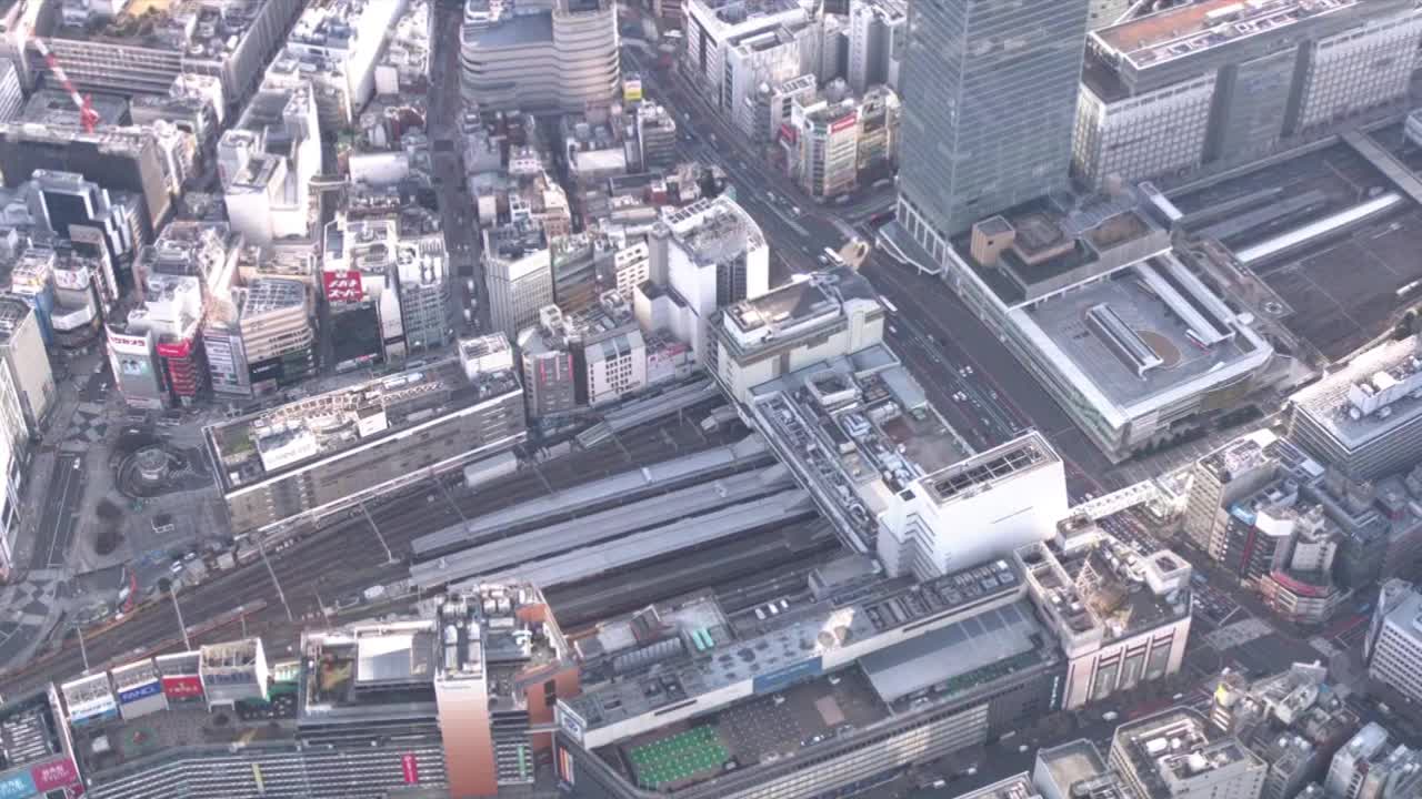 空中，日本东京新宿车站周围视频素材