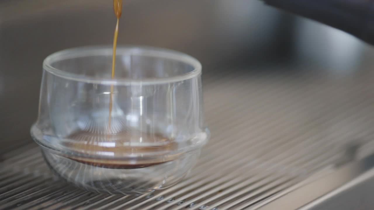 浓缩咖啡滴在咖啡杯里视频下载
