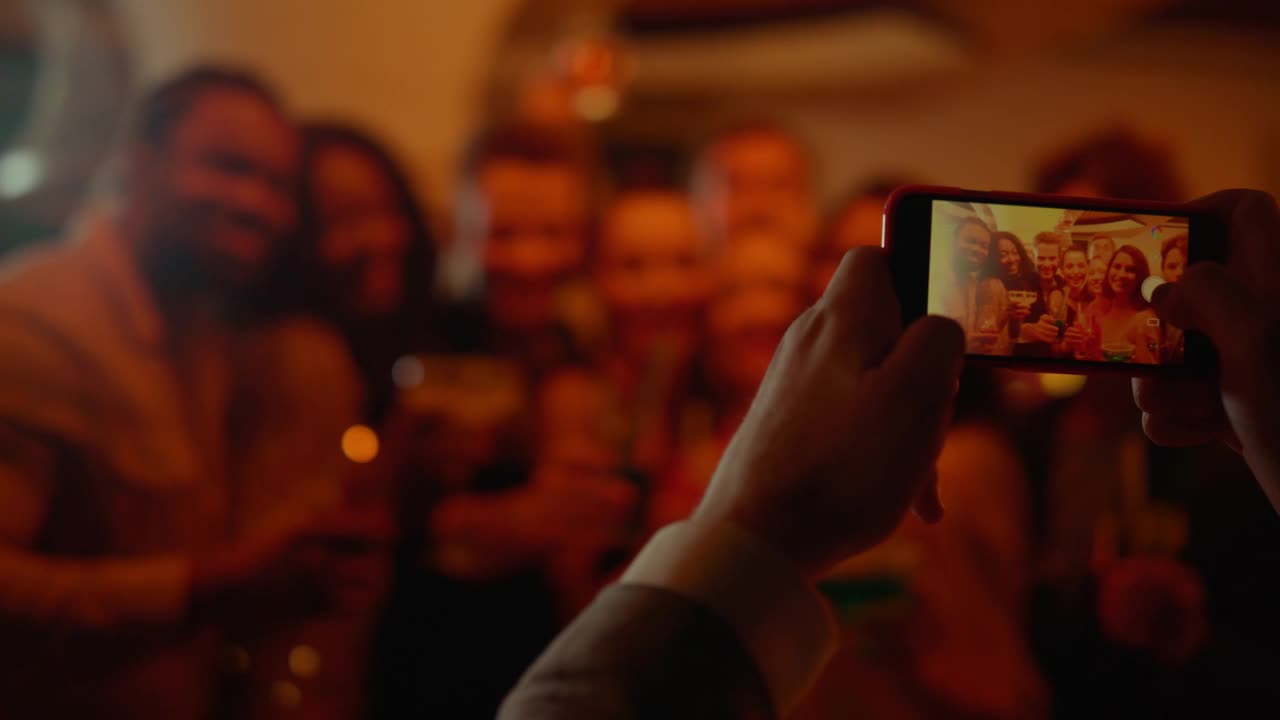 爱玩的人们在酒吧庆祝节日。朋友在餐厅拍照视频下载