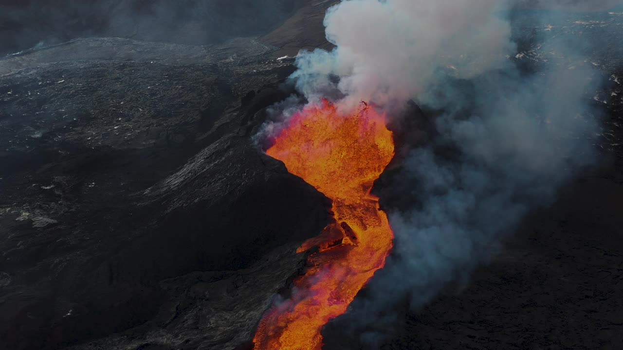 冰岛Fagradalsfjall火山喷发的鸟瞰图视频下载