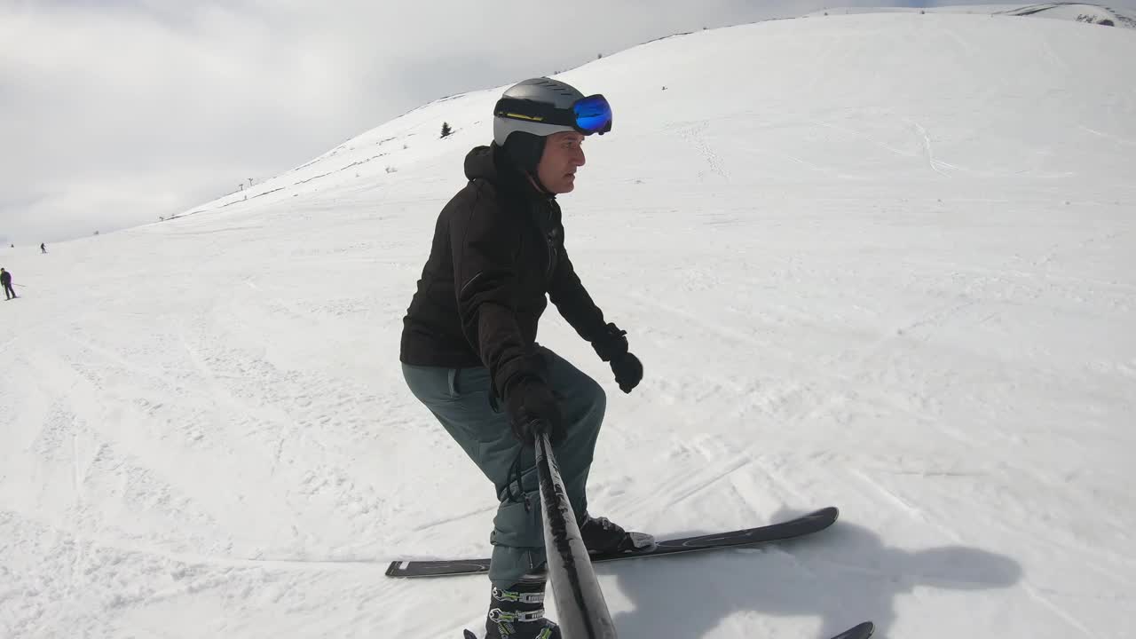 一个男人在斜坡上滑雪，电影般的慢动作视频下载
