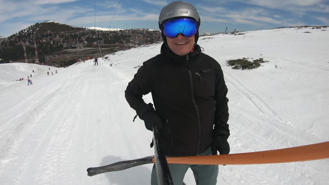在高山滑雪胜地，一名滑雪者正被t形杆滑雪缆车拉着视频下载