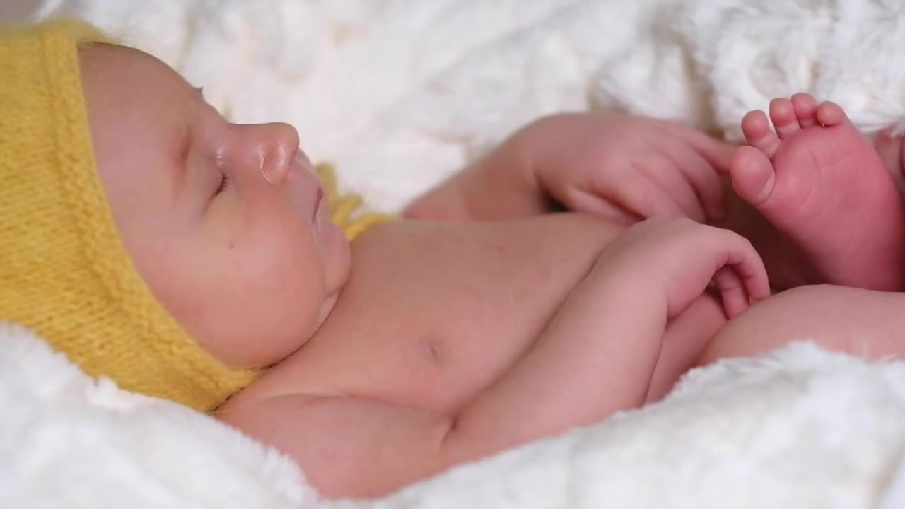 新生儿戴着黄帽子睡觉视频下载