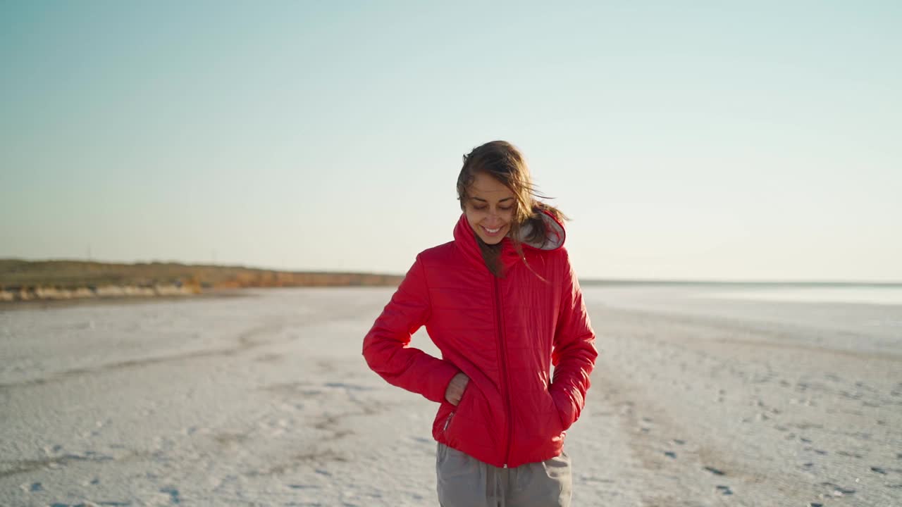 慢动作年轻的成人混合赛跑女子旅行者走在白色的海滩上，欣赏日出视频下载