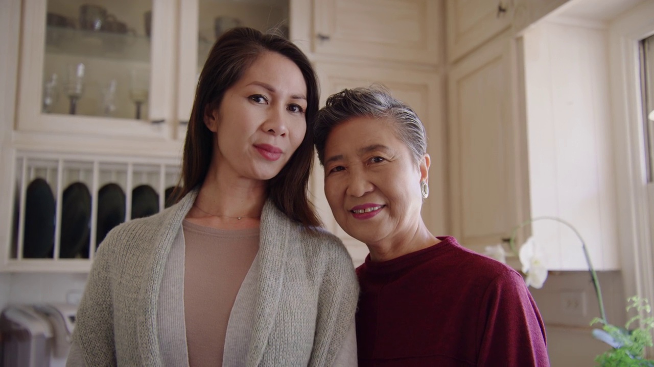 韩国母亲和女儿。视频下载