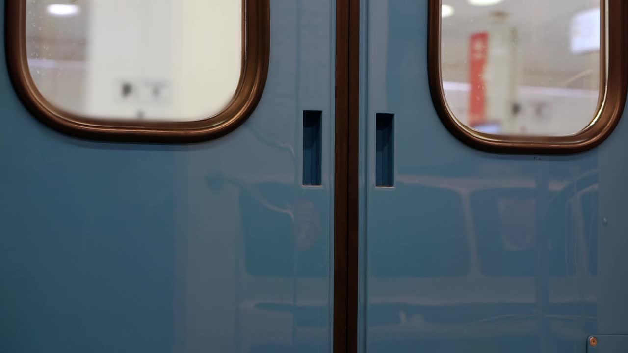 在移动的火车中地铁车厢的门视频下载