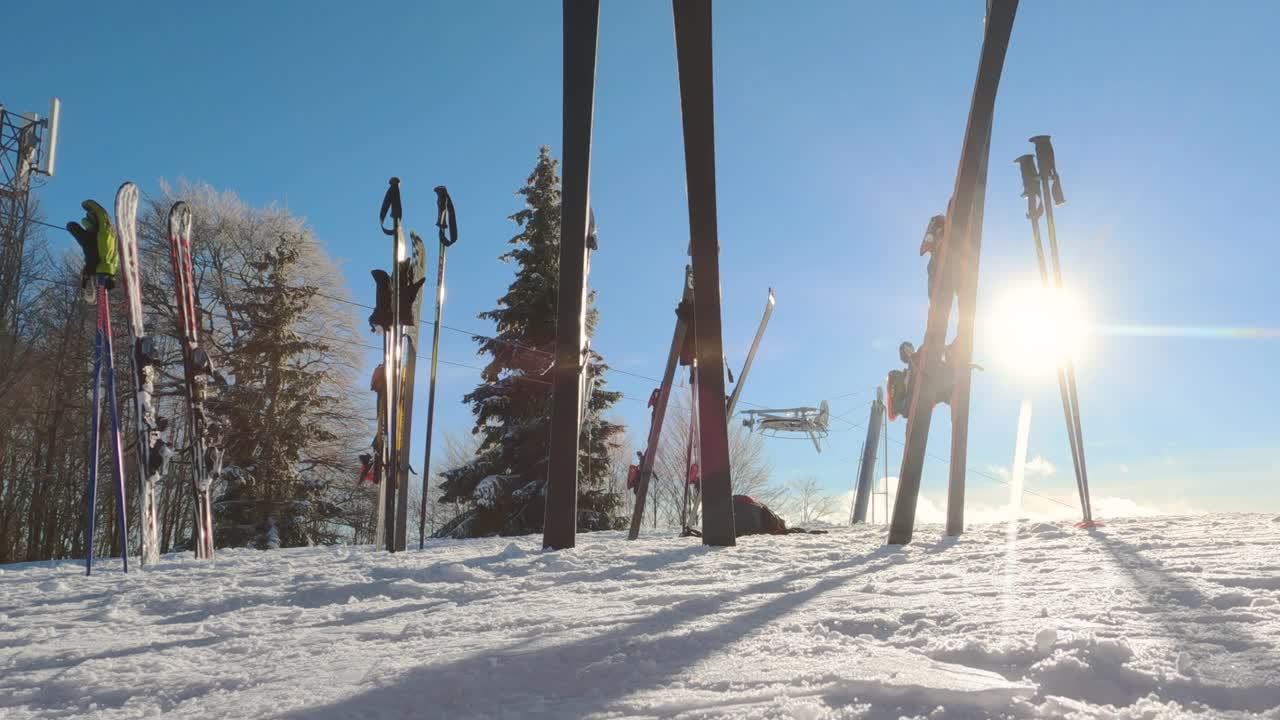 冬季滑雪，滑雪场，高山和滑雪旅游设备在雪山的山顶上，在一个阳光明媚的冬日视频下载