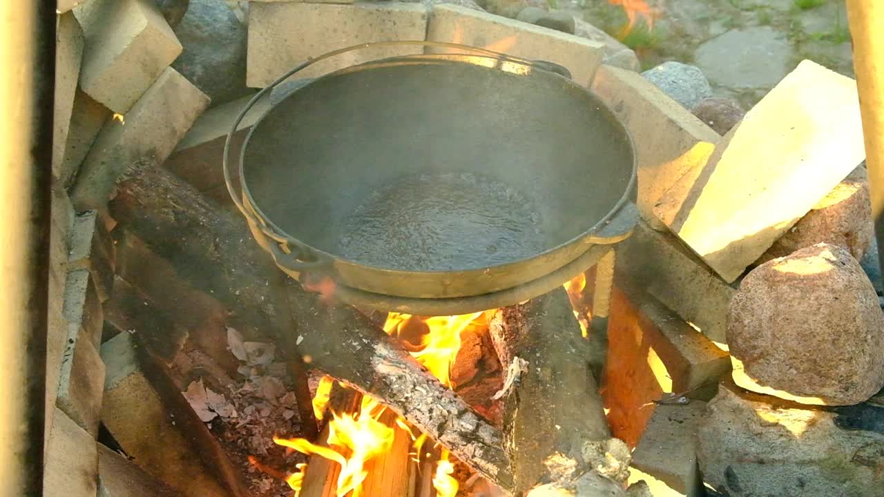 篝火做饭。视频下载