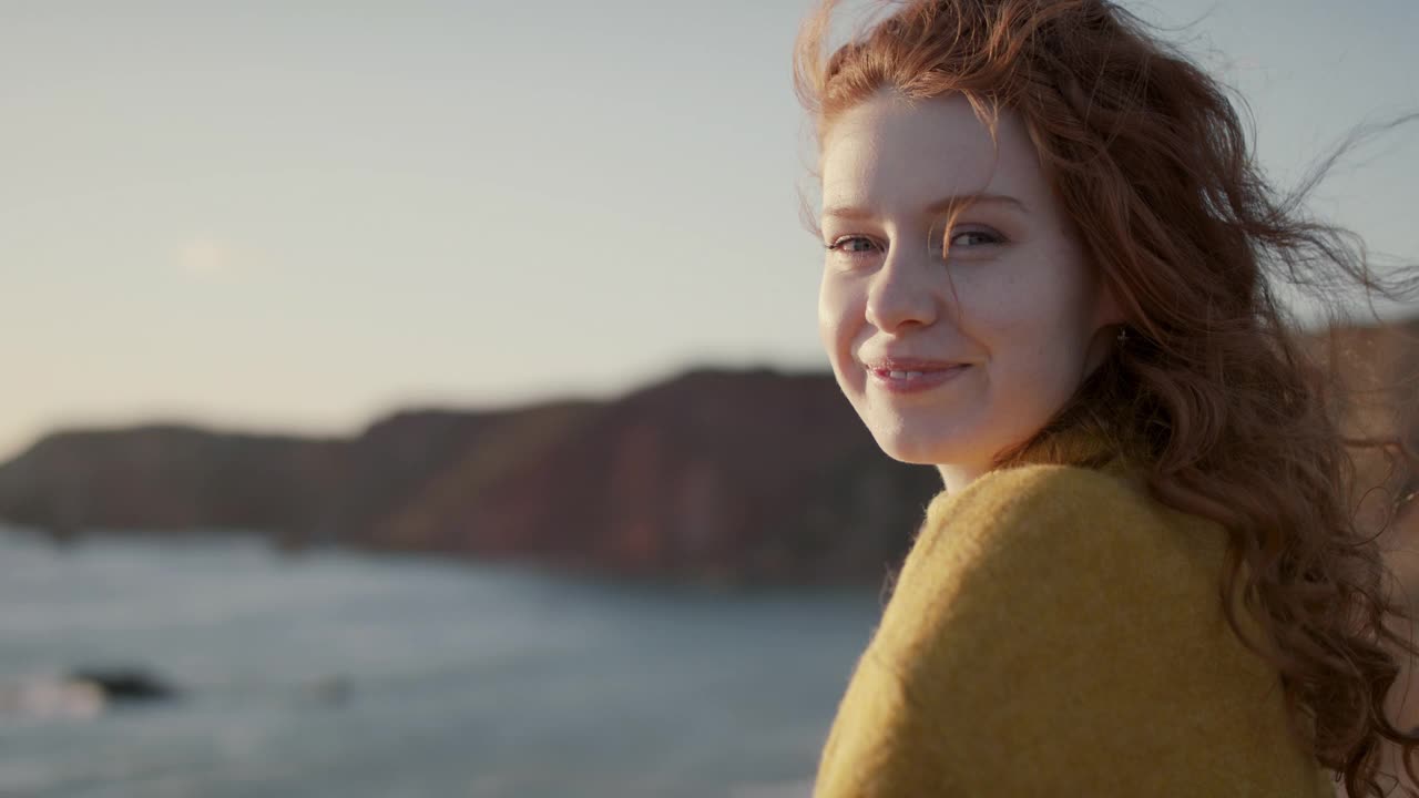 一个女人在海上的阳光下微笑的肖像视频素材