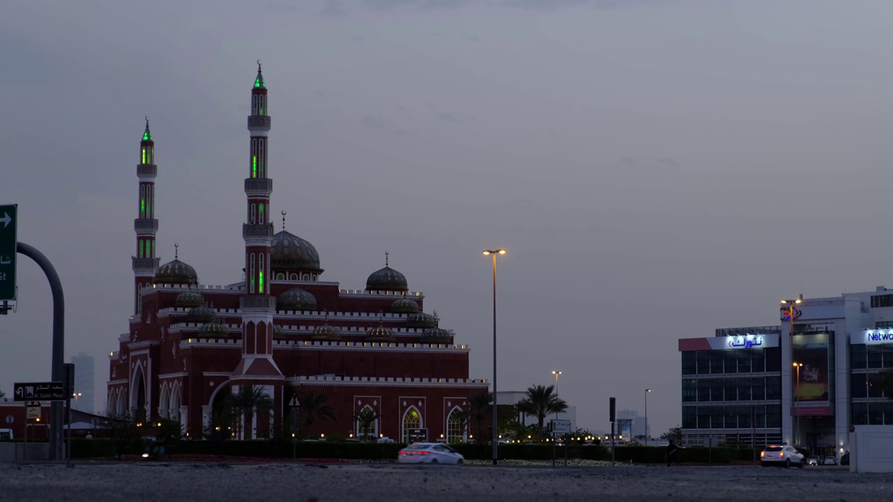 阿联酋迪拜，2021年2月15日:日落后的清真寺Al Salam Masjid视频下载