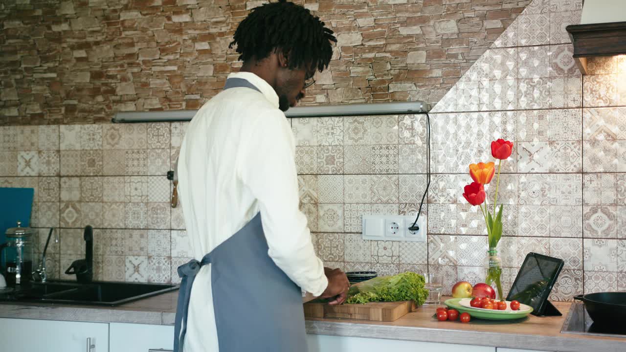 年轻黑人在厨房做饭切菜看片视频下载