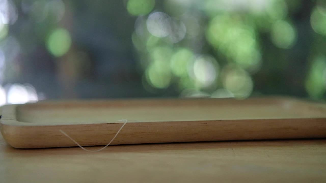 生的泰国玻璃粉，落在木托盘上视频下载