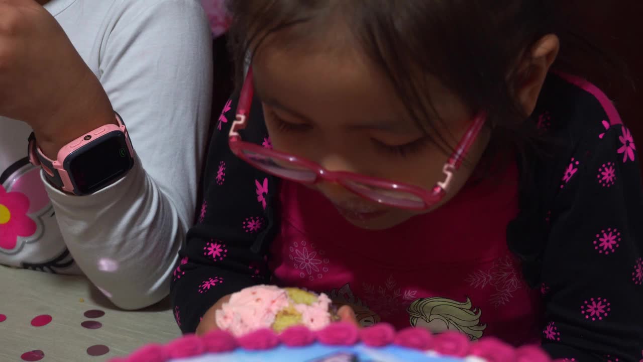 一个戴眼镜的小女孩在吃草莓的特写视频下载