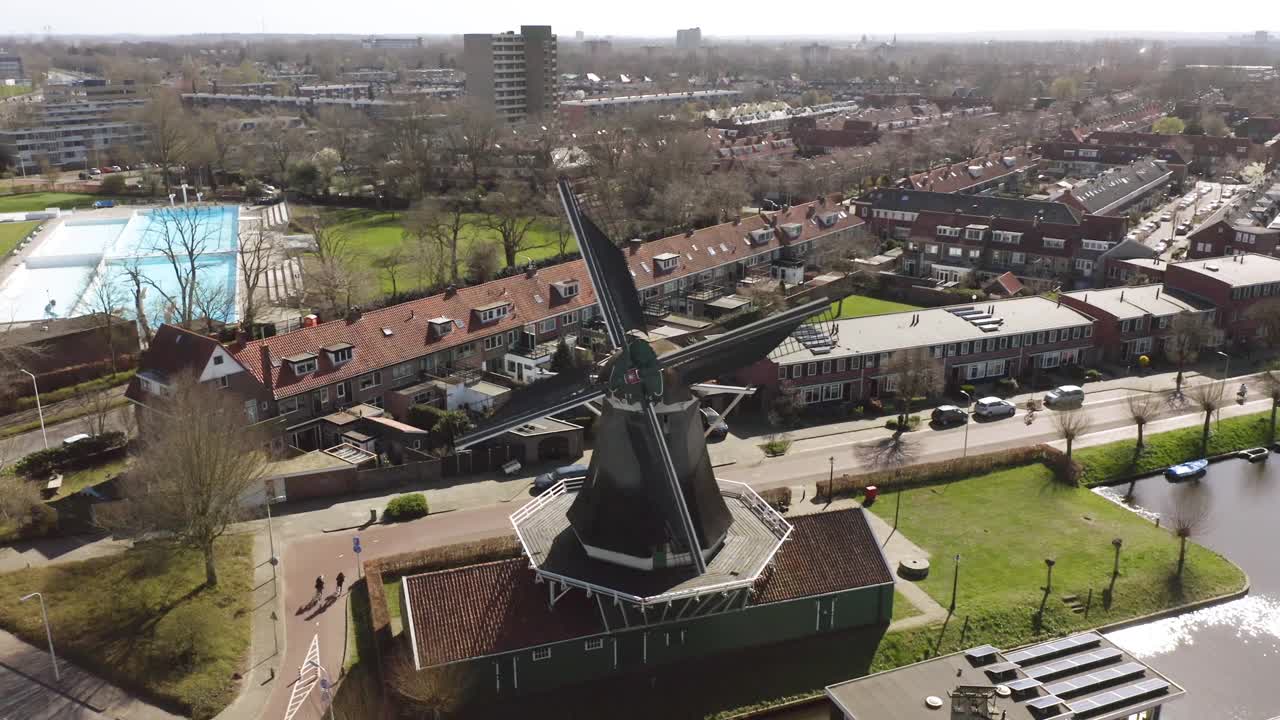 鸟瞰图的Passiebloem风车在Zwolle和周围的建筑视频下载