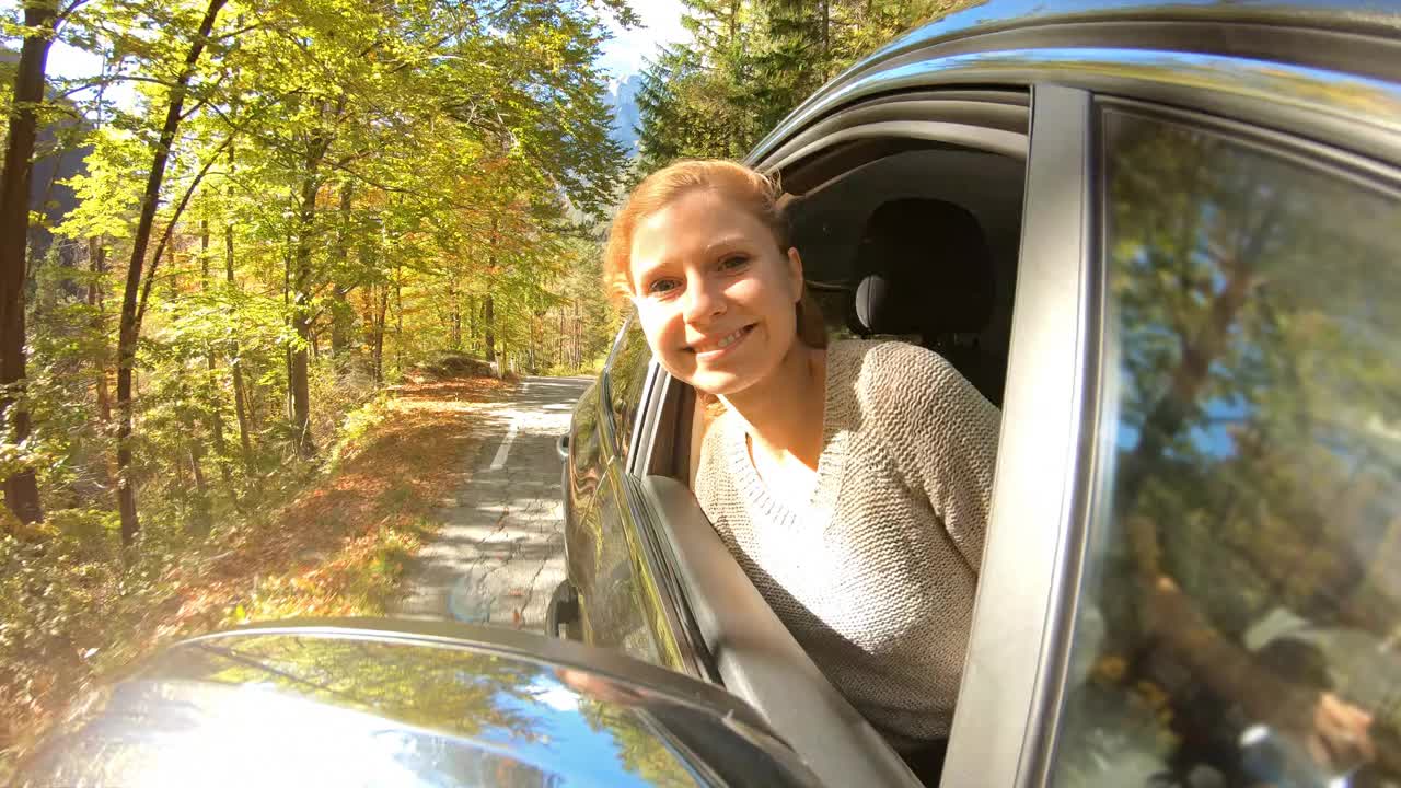 享受汽车在多彩的森林道路上行驶视频下载