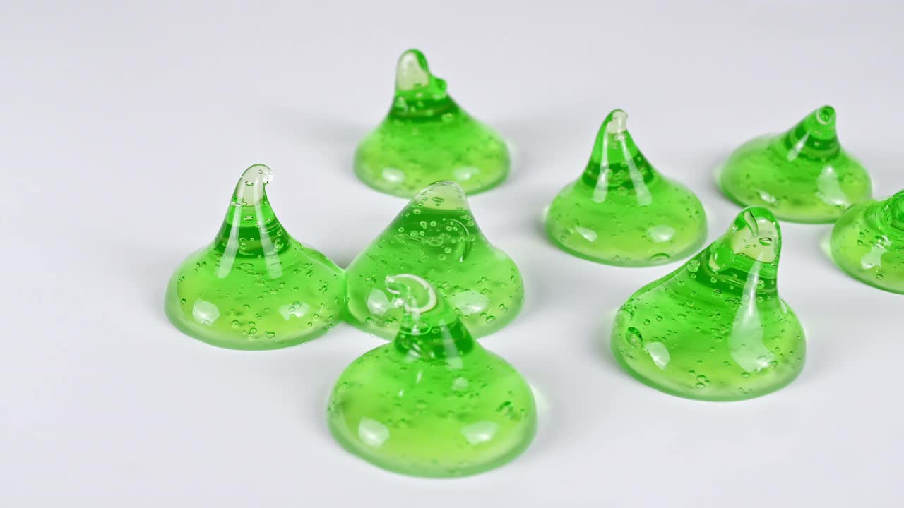 滴透明绿色化妆品凝胶与分子气泡。微距镜头视频下载