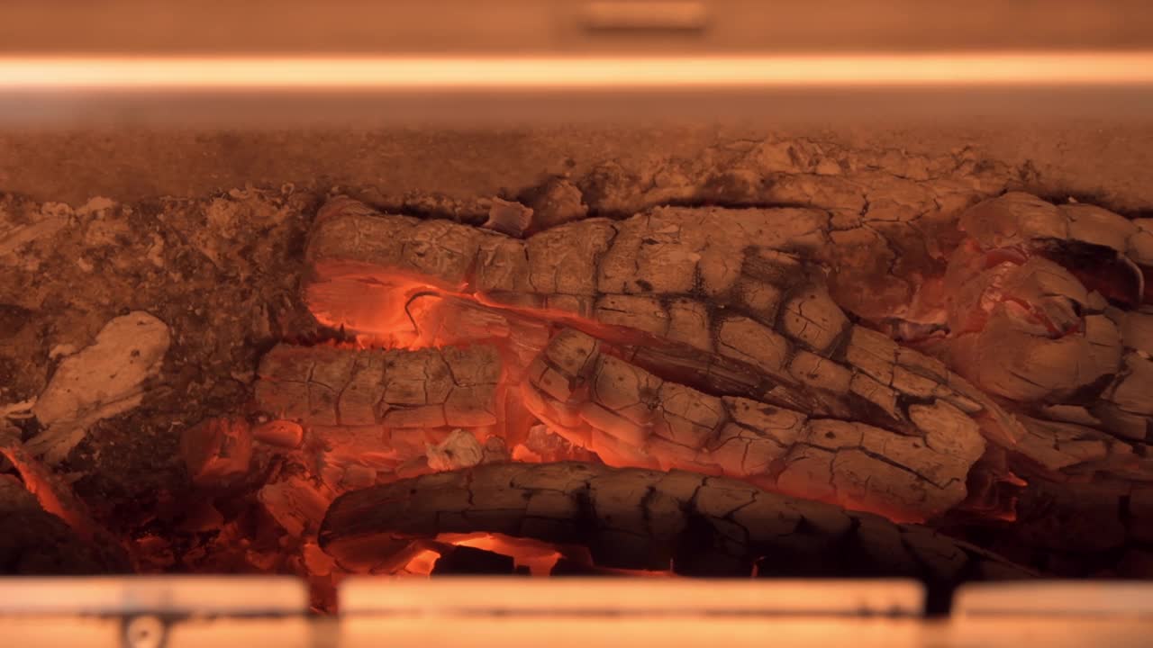 柴火在烧烤的底部燃烧视频下载