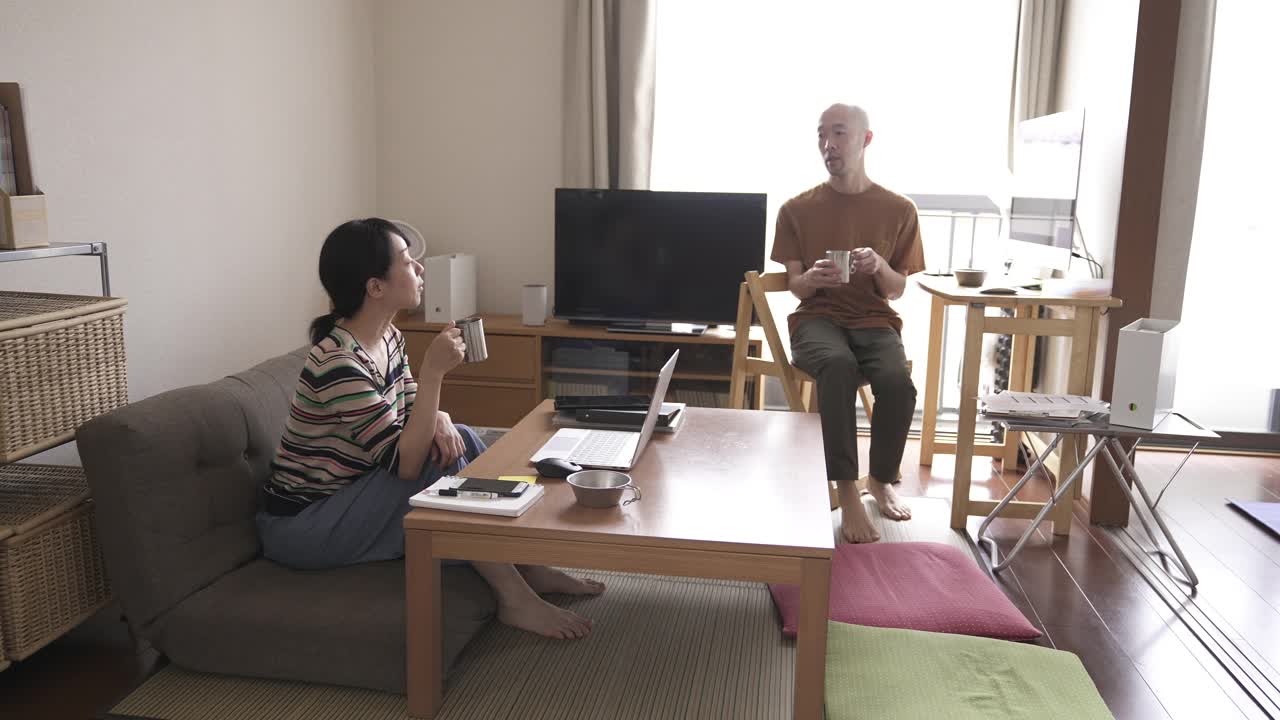 在家里一起工作的亚洲夫妇。视频下载