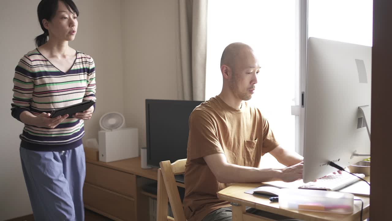 亚洲夫妇一起工作在家里，有一个商务会议。视频下载