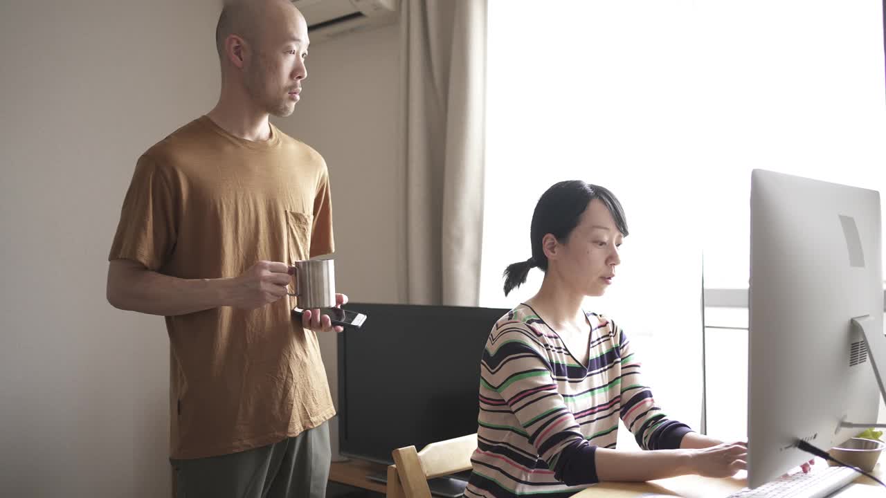 亚洲夫妇一起工作在家里，有一个商务会议。视频下载