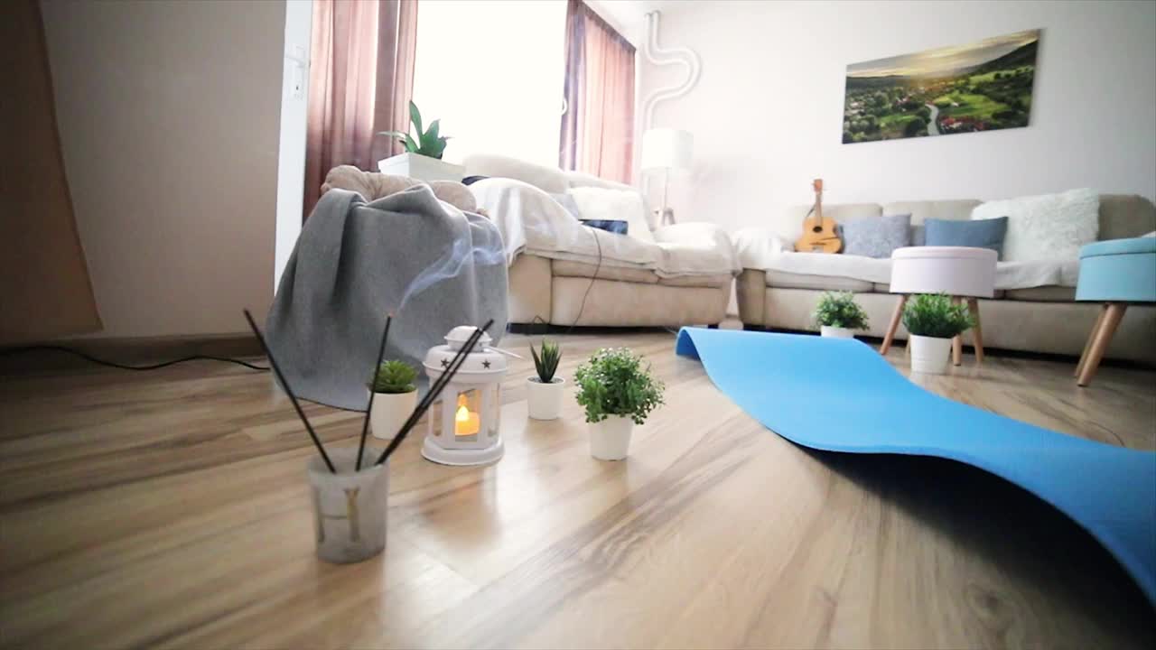 为瑜伽练习准备的客厅。视频下载