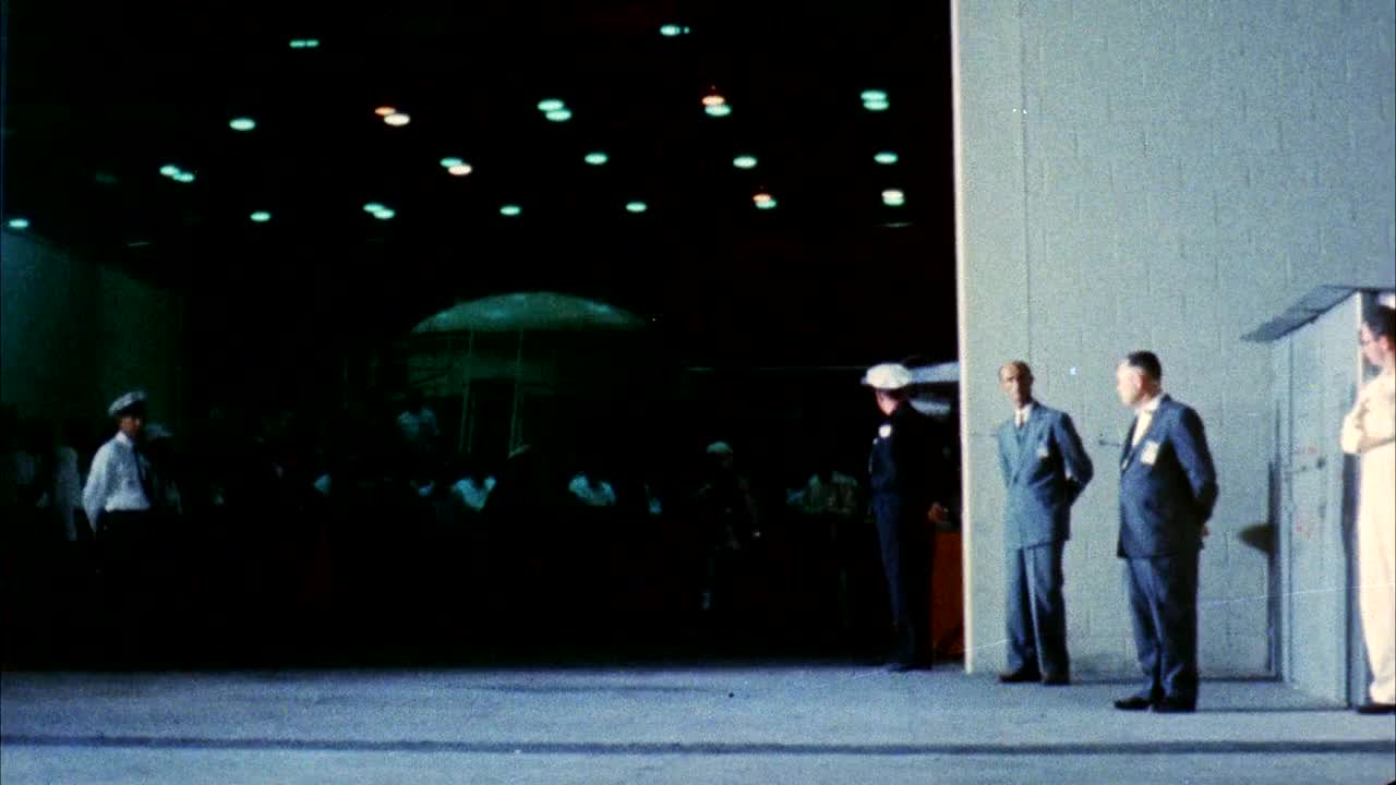 宇航员和约翰·格伦一起登上水星太空舱视频下载