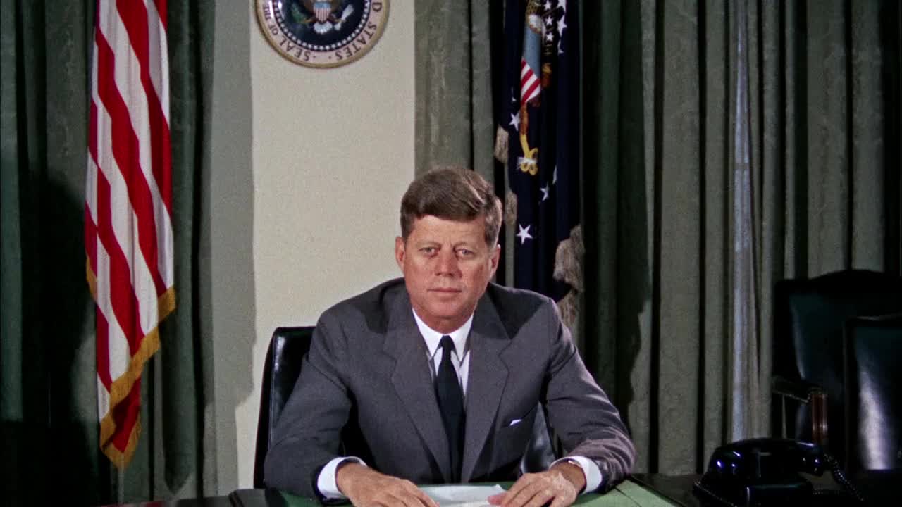 ZI ZO JFK约翰·菲茨杰拉德·肯尼迪女士坐在桌前讲话/美国华盛顿视频素材