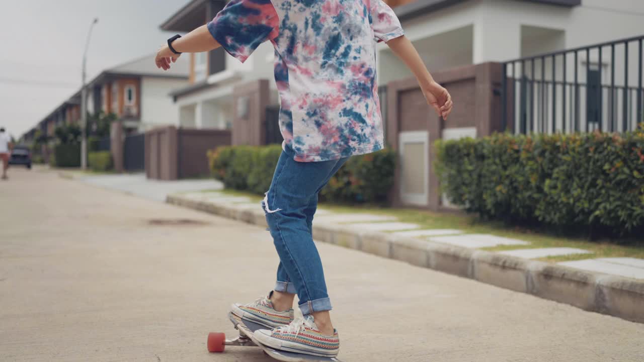在城市里玩滑板的潮女。视频下载